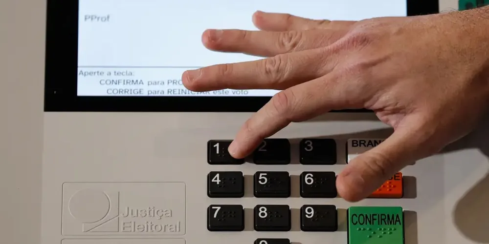 A tecla “Confirma” tem tamanho diferenciado