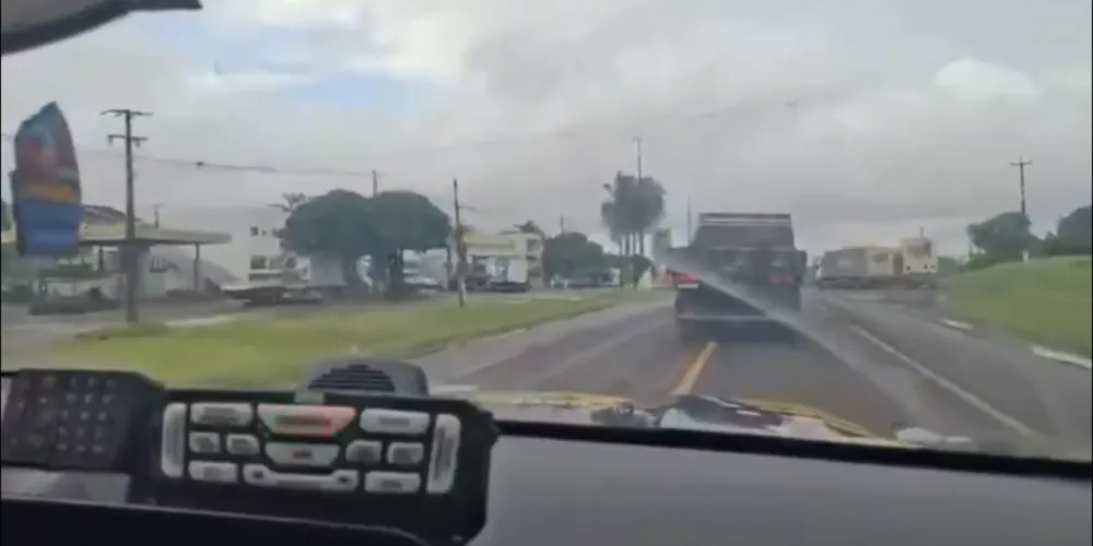 O motorista fugiu pela BR-277 e chegou a trafegar pela contramão durante a perseguição