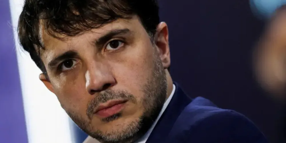 Candidato critica exclusão após reviravolta jurídica, desistências e cancelamento de debate presidencial no Rio de Janeiro.
