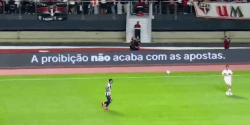 O recado foi exposto nas placas de publicidade do MorumBis.
