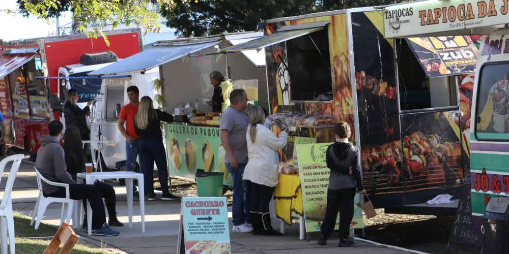 Evento comercializa alimentos dos mais diversos tipos, na praça da Igreja Santo Antônio