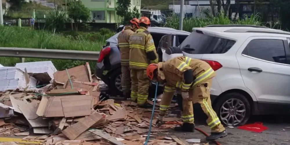 Colisão envolveu uma carreta e quatro automóveis