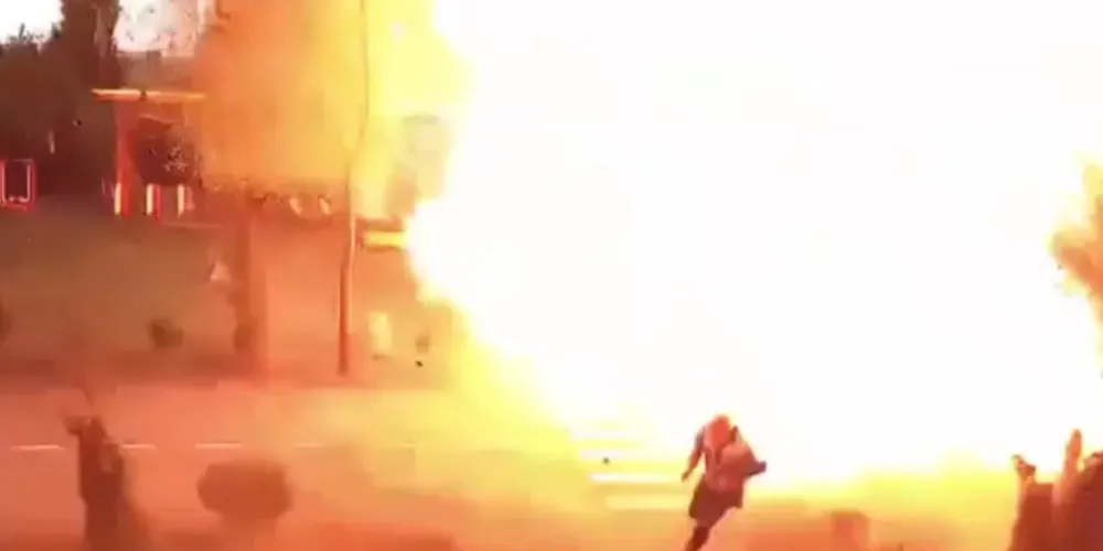 Explosão ocorreu a poucos metros do homem