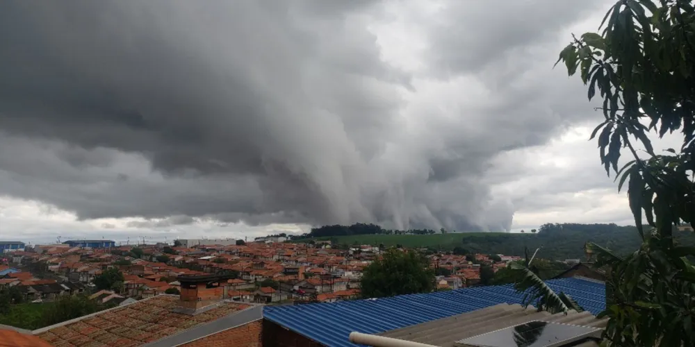 Nuvem assustou moradores de Ponta Grossa e região