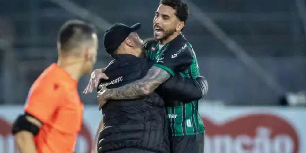 Ronald Camarão e Paulinho marcaram para o Dogão