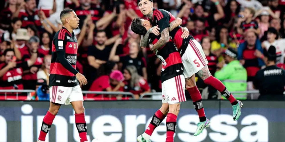 Carrascal comemora gol em Flamengo x Fluminense