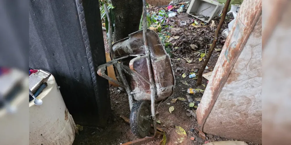 Suspeito utilizou um carrinho de mão para transportar a vítima até a rua