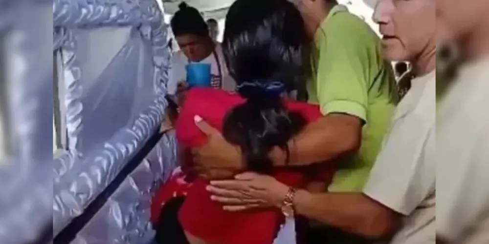 A adoloescente permaneceu cerca de oito horas dentro do caixão até que a mãe percebeu movimentos