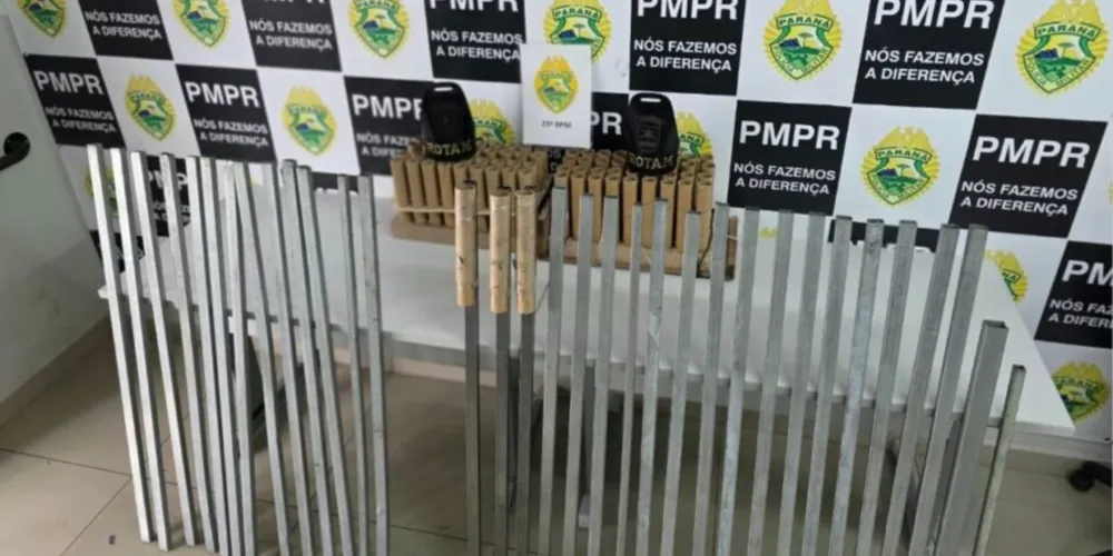 Polícia Militar apreende 33 barras de alumínio e 75 rojões com torcedores do Coritiba perto do Terminal do Pinheirinho