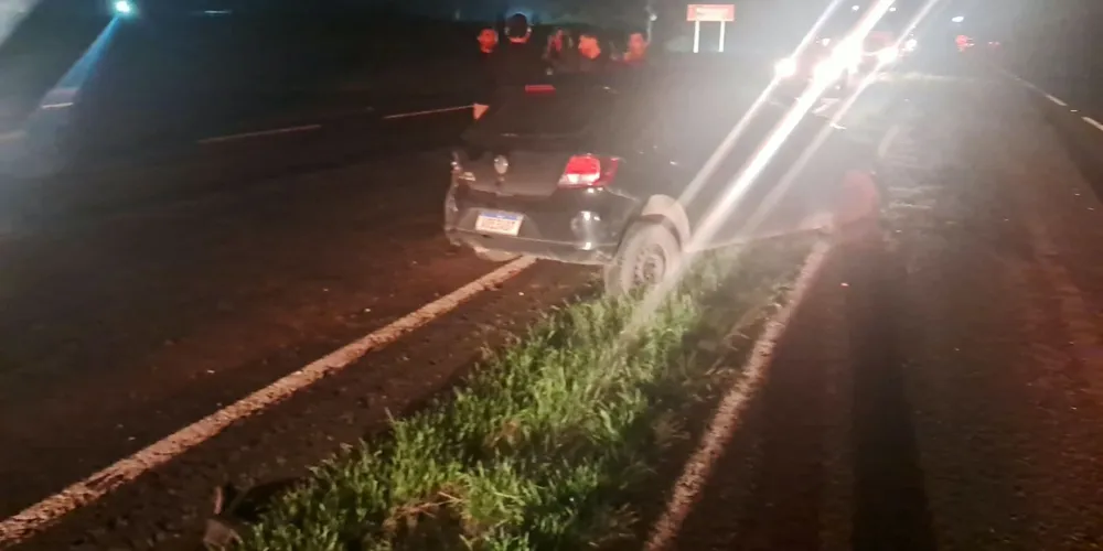 Um motorista de 28 anos sofreu ferimentos leves após uma colisão complexa; o terceiro veículo fugiu.