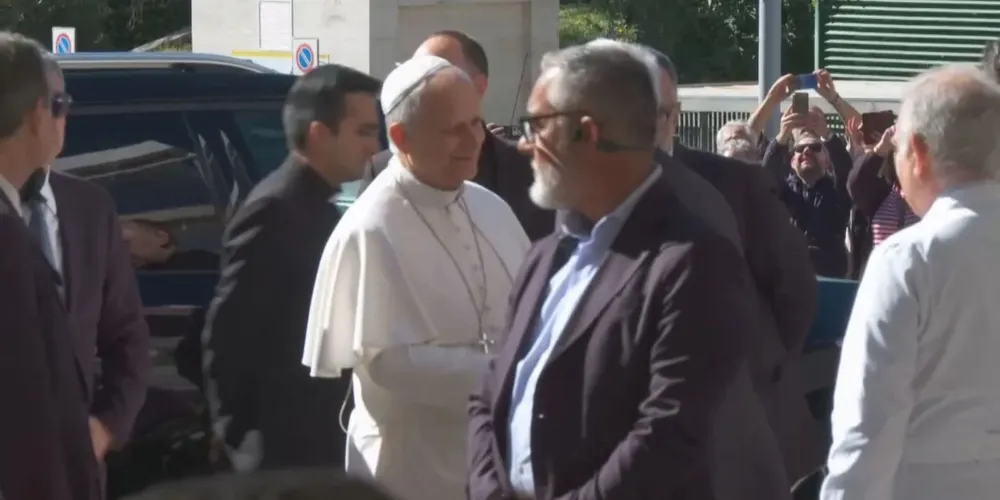 Papa Leão XIV chega ao Hospital Gemelli, em Roma, para cirurgia de retirada de nódulo do pulmão
