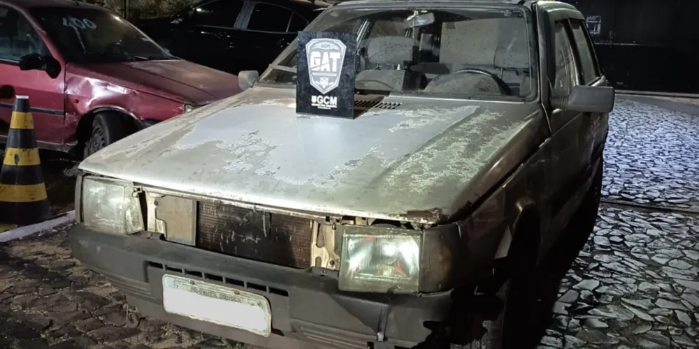 Um Fiat Uno, com alerta de furto, foi encontrado na noite dessa segunda-feira (12)