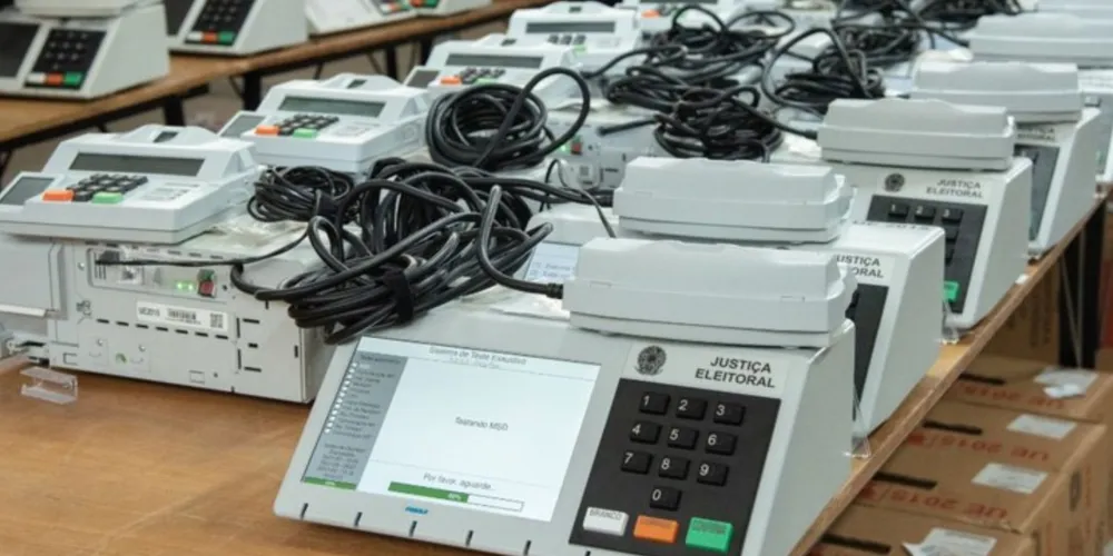 O procedimento inclui geração de mídias, carga de dados, testes e lacração dos equipamentos