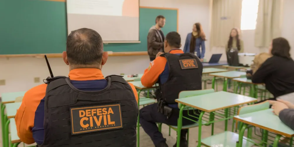 O coordenador da Defesa Civil de Ponta Grossa, Elinton Krambeck, participou da apresentação dos alunos