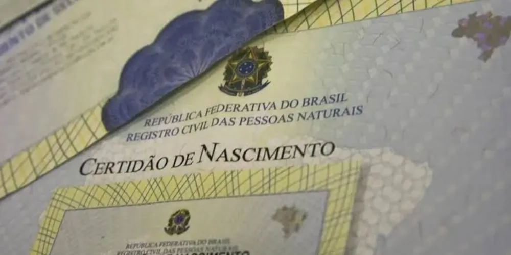 A legislação permite que pessoas maiores de 18 anos solicitem a mudança sem a necessidade de processo judicial