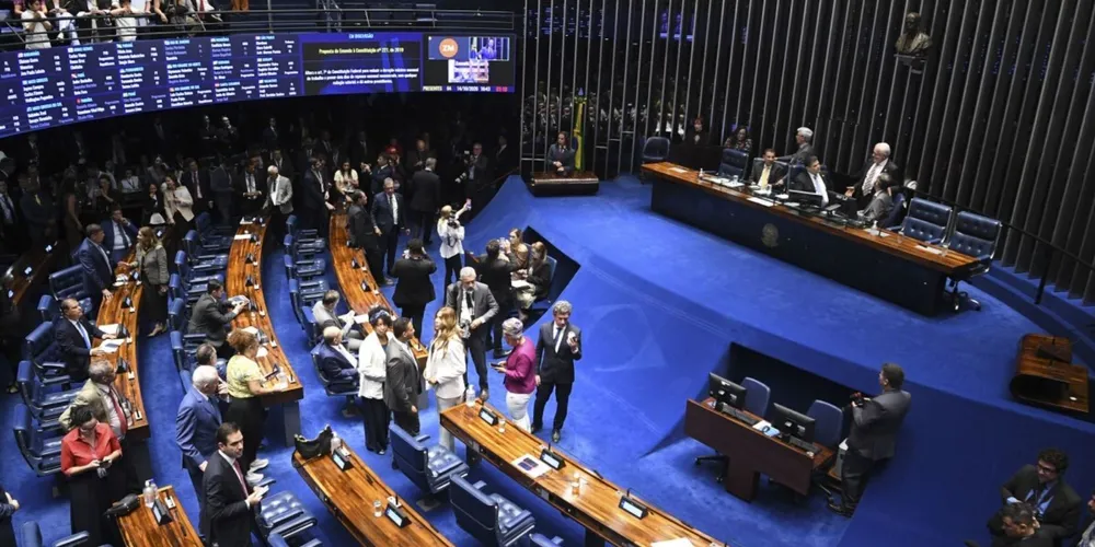 No plenário lotado, senadores comemoram aprovação final da redução da jornada de trabalho