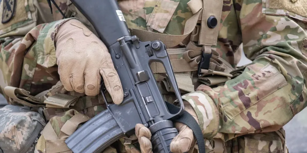 Um soldado do Exército dos EUA segura seu fuzil M16 durante os exercícios militares internacionais perto de Hohenfels, Alemanha, em 9 de abril de 2019