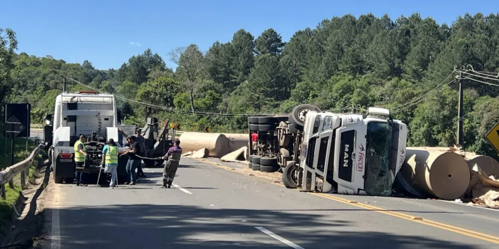 Condutor do primeiro caminhão sofreu ferimentos leves e foi encaminhado ao Hospital de Telêmaco Borba