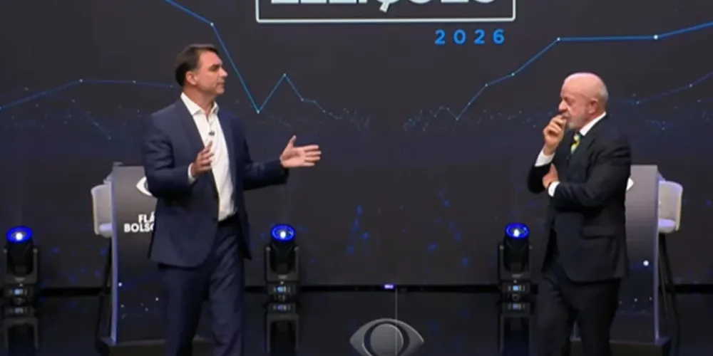 Os candidatos a presidente da República, Lula (PT) e Flávio Bolsonaro (PL), se enfrentam em debate na Band, neste domingo (18/10)