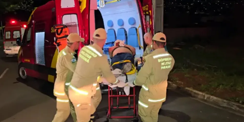 Vítima sofreu um ferimento na perna e o agressor teve traumatismo craniano leve. Atendimento gerou tumulto no local e exigiu reforço da PM