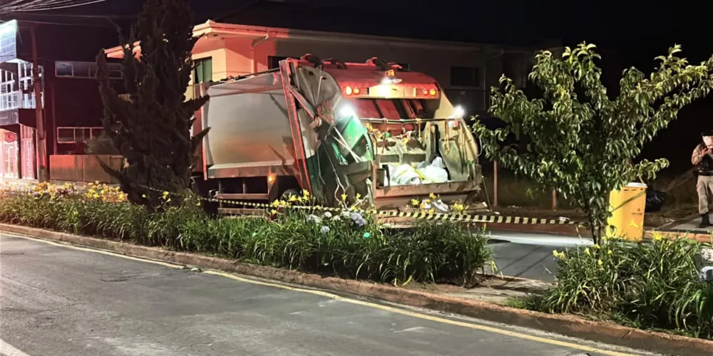 Jovem de 18 anos morre após queda de moto e colisão com caminhão em Carambeí