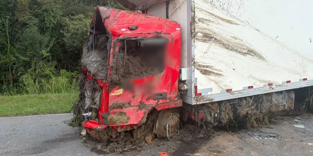 Motorista do caminhão morreu em acidente na BR-116