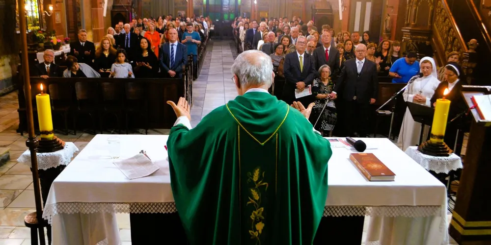 Missa solene celebrada pelo padre Mário José Steffen