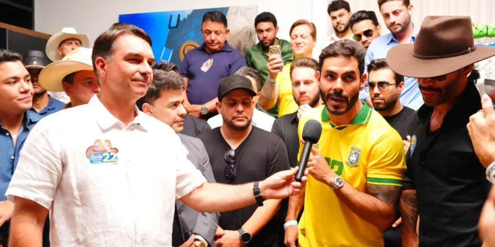 Flávio Bolsonaro recebe apoio de mais de 30 cantores sertanejos em Goiás