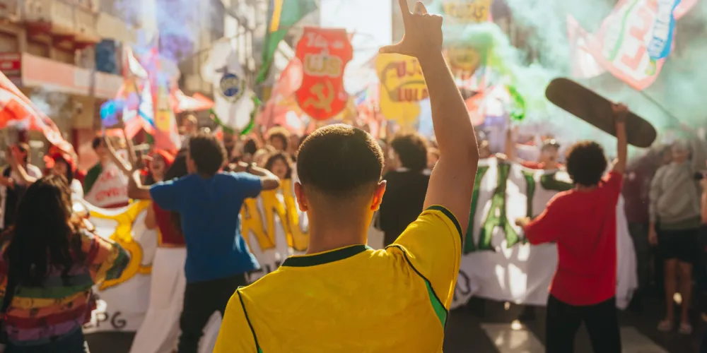 Mobilização organizada por movimentos estudantis e populares busca engajar apoiadores na reta final da campanha