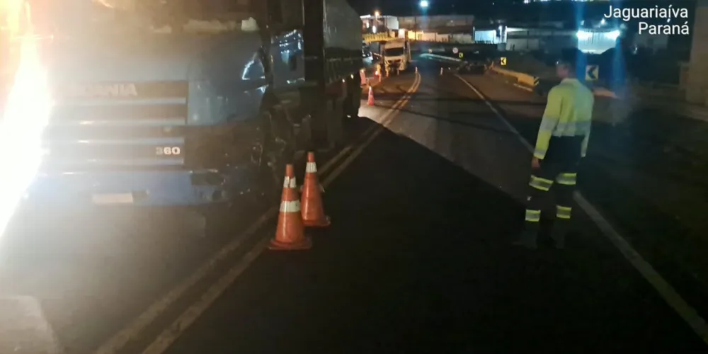 Acidente envolveu um caminhão e um Corsa; condutor de 45 anos foi socorrido e levado ao hospital.