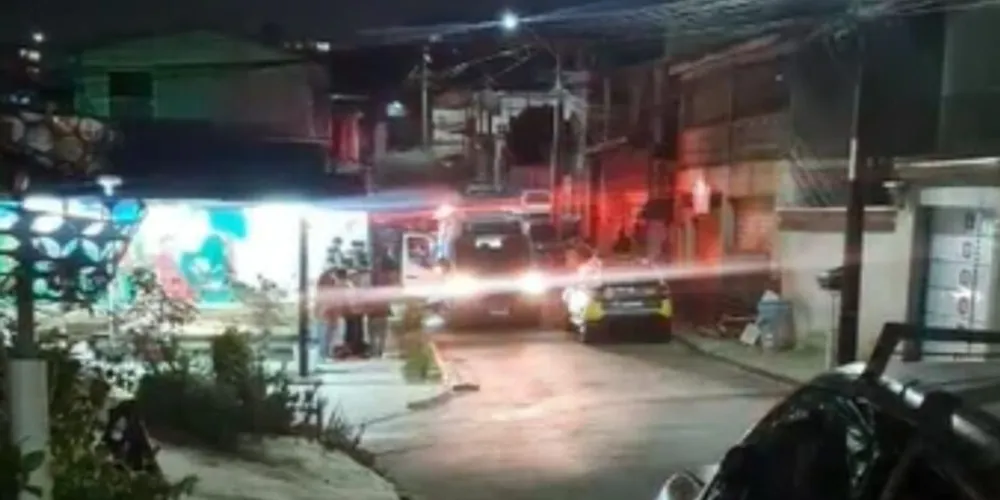Equipes policiais e do Samu atenderam à ocorrência de jovem esfaqueada pelo próprio irmão em Almirante Tamandaré