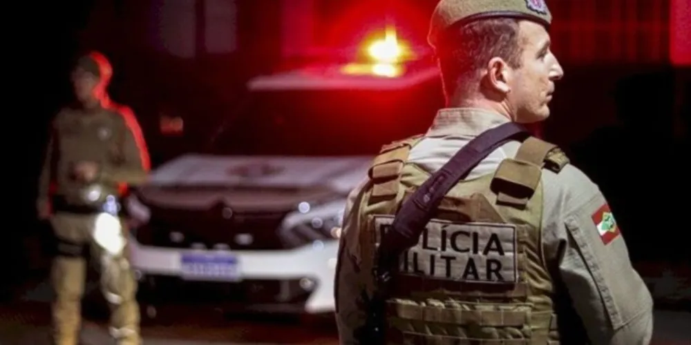 Policiais militares de Santa Catarina acompanhavam um carro roubado que seguia em direção ao Paraná