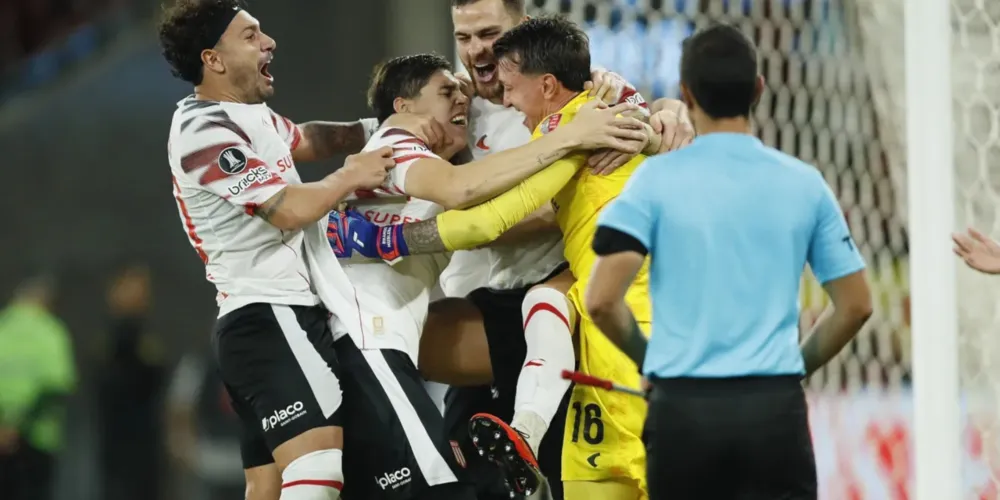 Time argentino levou a melhor na semifinal da Libertadores, mas o clube brasileiro alega uma possível irregularidade na utilização de Marcos Rojo no duelo no Rio de Janeiro