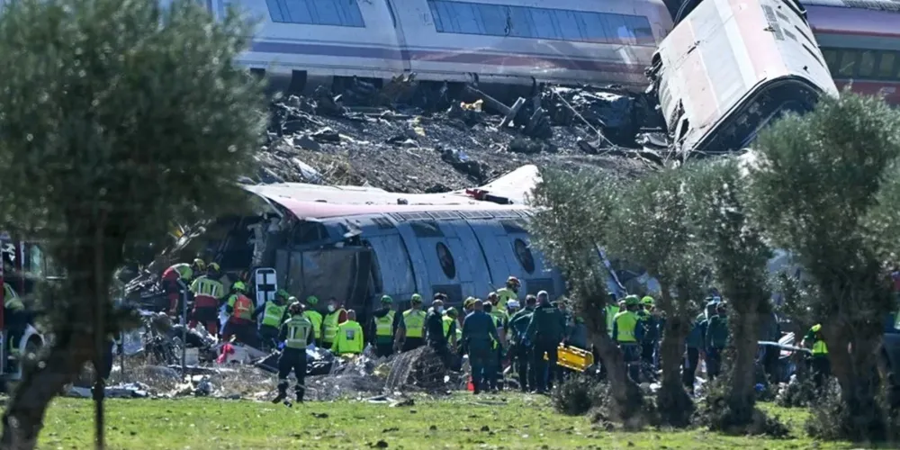 Várias brigadas de bombeiros, três helicópteros e duas unidades de terapia intensiva (UTI) móveis seguiram para a área do acidente