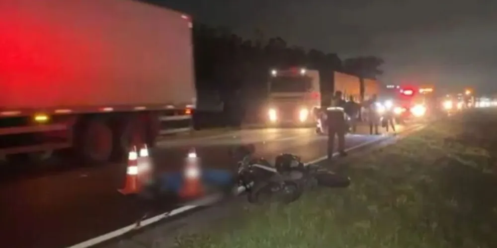 Motociclista morreu após atropelar um casal na BR-116, em Curitiba, na noite de terça-feira (27)