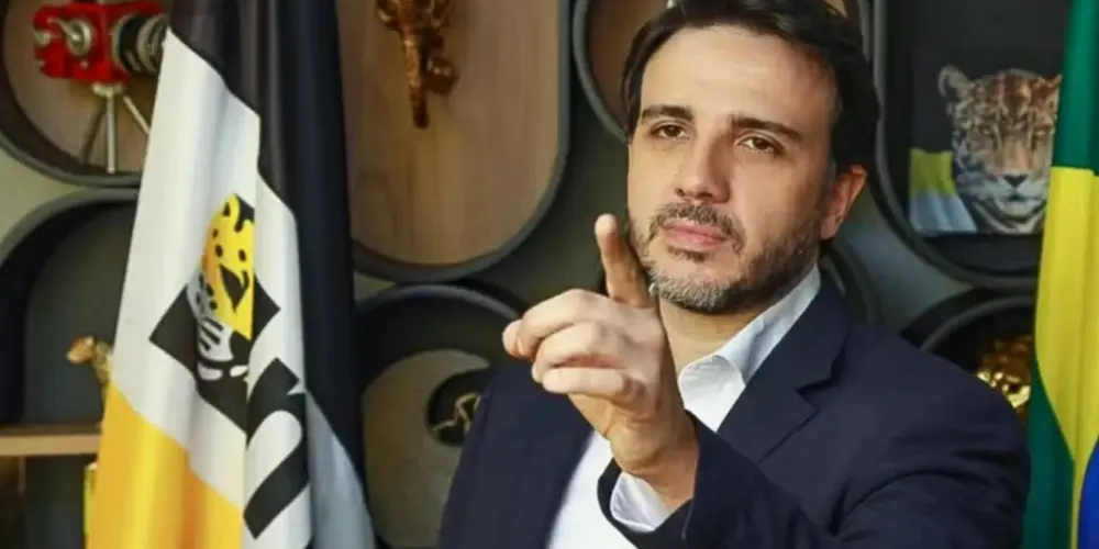 Líder do MBL publica vídeo satirizando a carta do senador e simula decretos irônicos do escritório