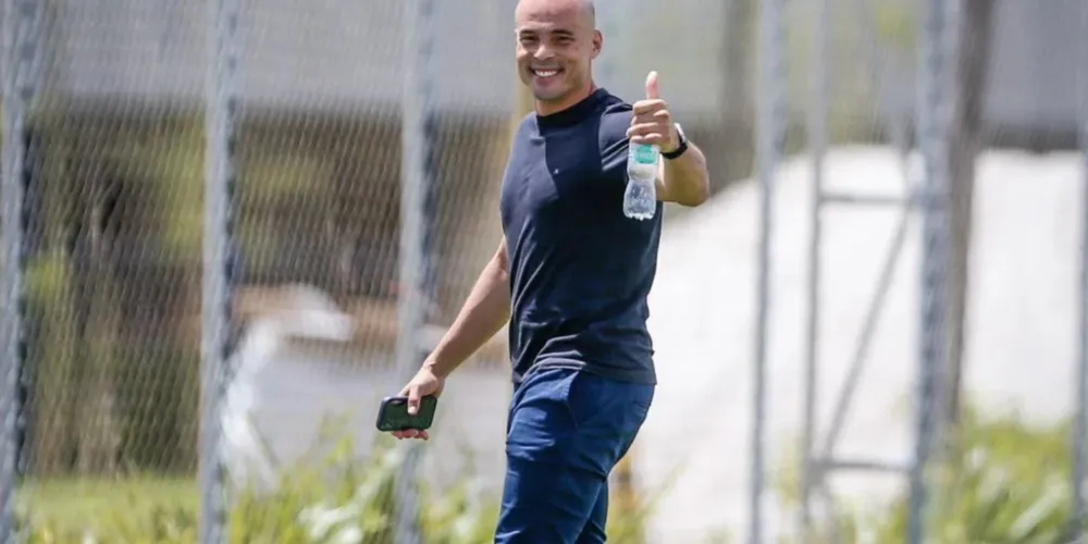Em entrevista coletiva, Júlio César, gerente de futebol do Corinthians, respondeu a perguntas e falou sobre a situação atual do clube