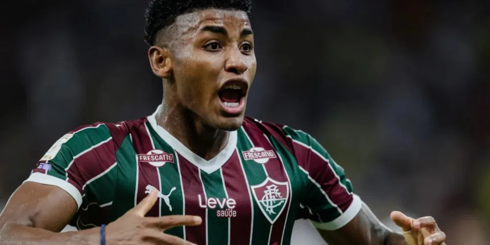 Hércules comemora o primeiro gol do Fluminense sobre o Internacional pelo Brasileirão