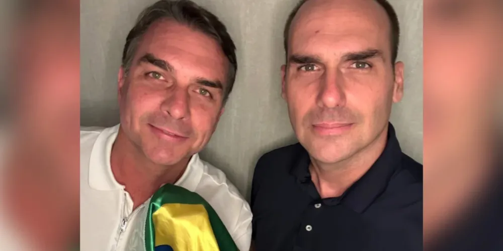 Deputado cassado publicou imagem com o irmão Flávio Bolsonaro, após o senador deixar o Brasil e contestar o resultado das eleições