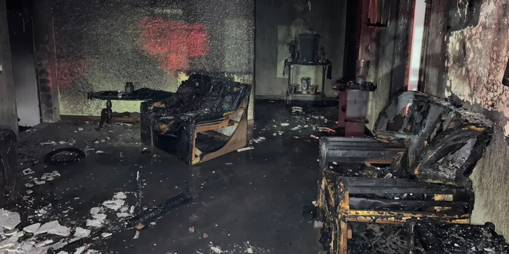 A sala da casa ficou totalmente destruída pelas chamas
