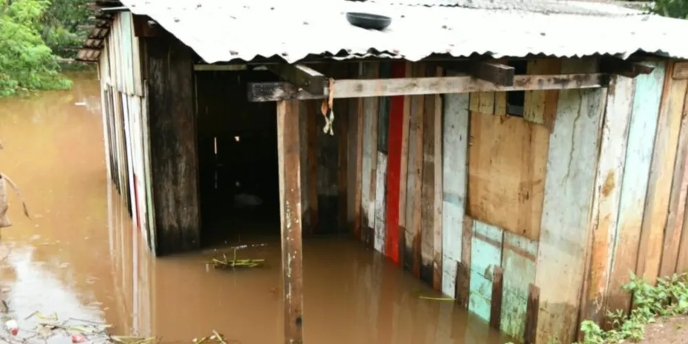 O nível do Rio Paraná deve subir gradualmente até segunda-feira (12), com risco de atingir residências no bairro San Rafael, no Paraguai