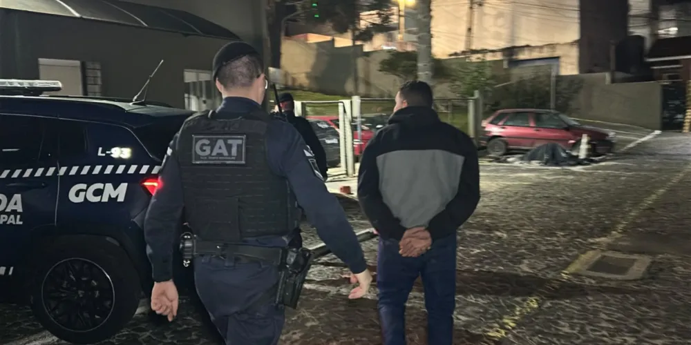 Após ser abordado pela Guarda Municipal, o suspeito voltou a ameaçar a vítima e foi levado à delegacia