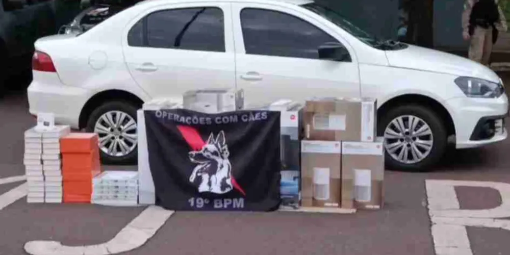 Dentro do Voyage, os policiais encontraram diversos produtos eletrônicos de origem estrangeira