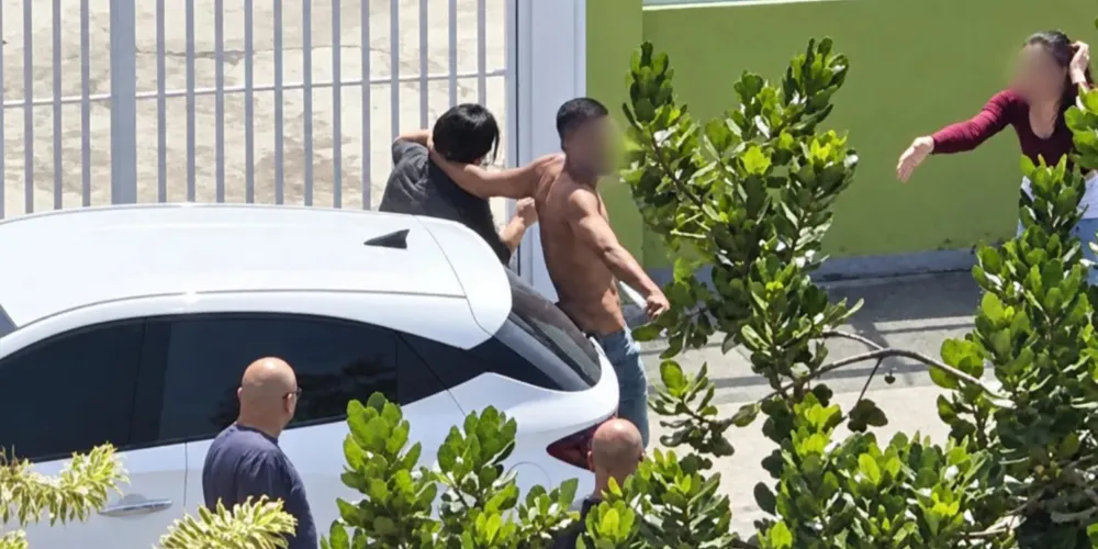 A filha afastou a faca enquanto pessoas imobilizavam o suspeito. Um policial militar também prestou apoio à ocorrência.