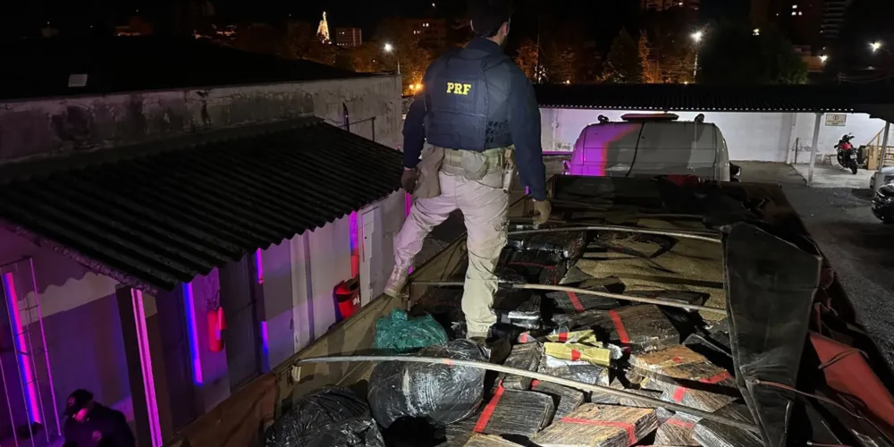 A droga foi encontrada durante uma vistoria após o motorista apresentar informações contraditórias sobre a origem e o destino da carga.