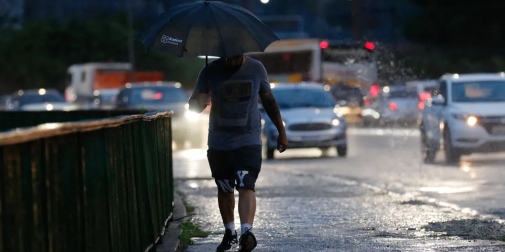 A mudança favorecerá o transporte de ar quente e úmido em direção à Região Sul, e contribuirá para a queda da pressão atmosférica