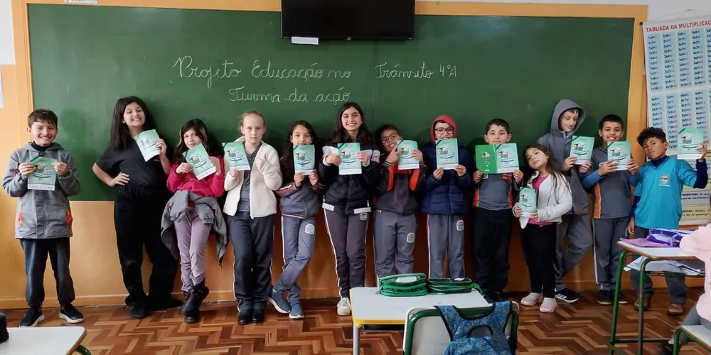 A turma exibiu a cartilha educativa recebida após a peça, reforçando aprendizados sobre educação no trânsito