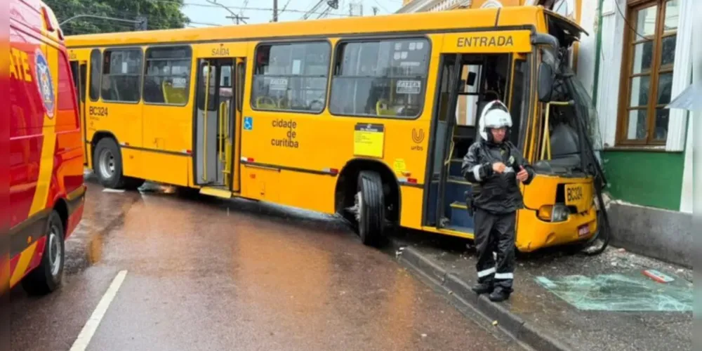Ônibus bateu contra um imóvel nesta manhã
