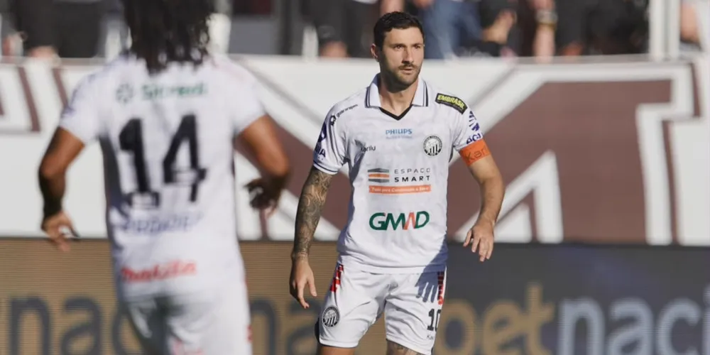 Boschilia e Berto, em confronto diante do Ceará, no Estádio Germano Krüger