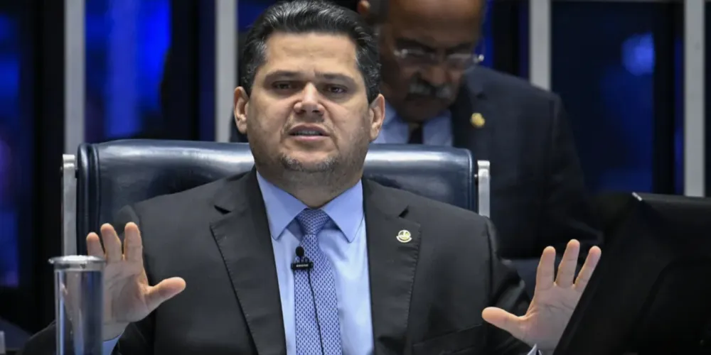 Presidente do Senado, Davi Alcolumbre (União-AP), retirou a PEC da pauta nesta quinta-feira (15)